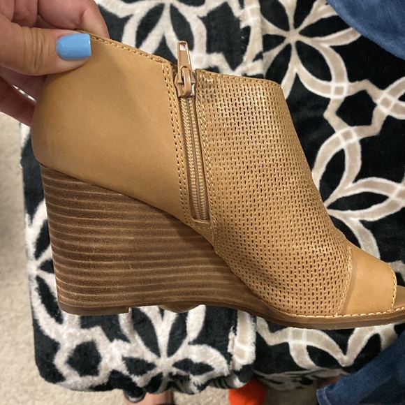 LUCKY 🍀 BRAND OPEN TOE BOOTIES!! - Picture 4 of 5